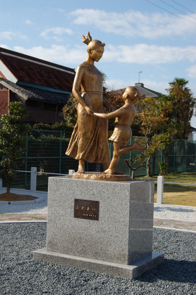 銅像／母子像「ふれあい」日展会員【審査員】田畑　功作【滋賀県】