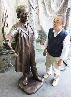 銅像／こしひかりの生みの親、故石墨慶一郎の銅像制作【北日本新聞】