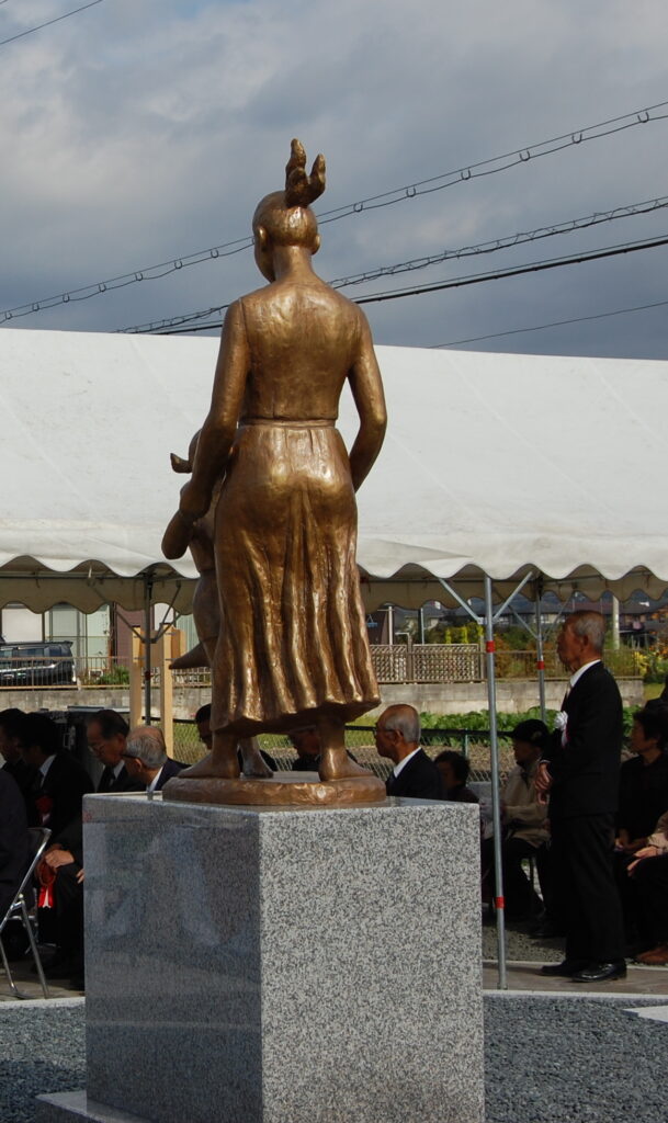 銅像／母子像「ふれあい」日展会員【審査員】田畑　功作【滋賀県】