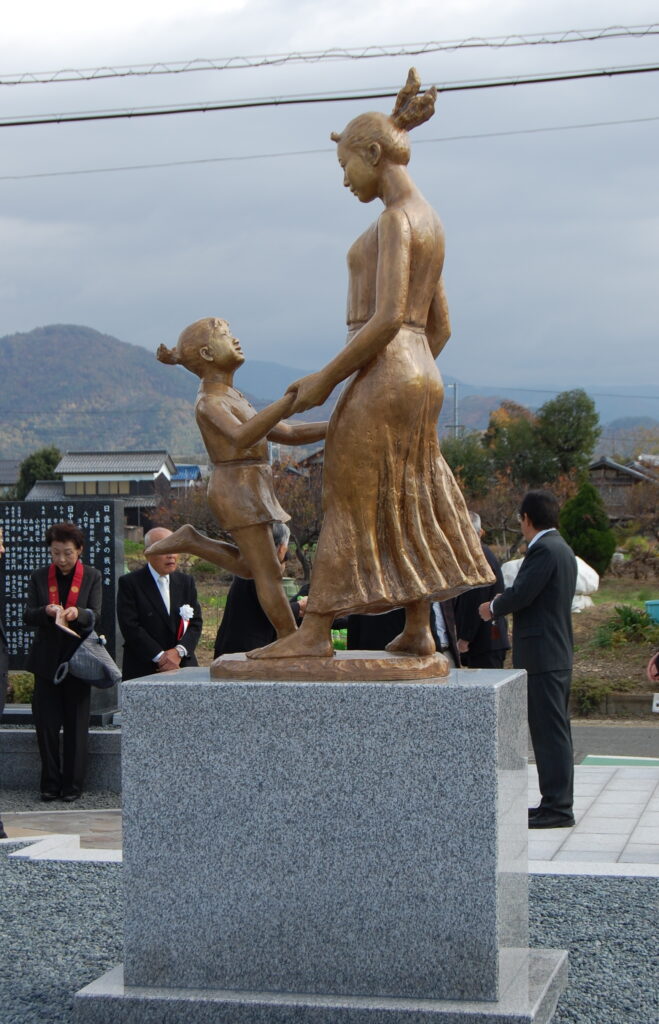 銅像／母子像「ふれあい」日展会員【審査員】田畑　功作【滋賀県】