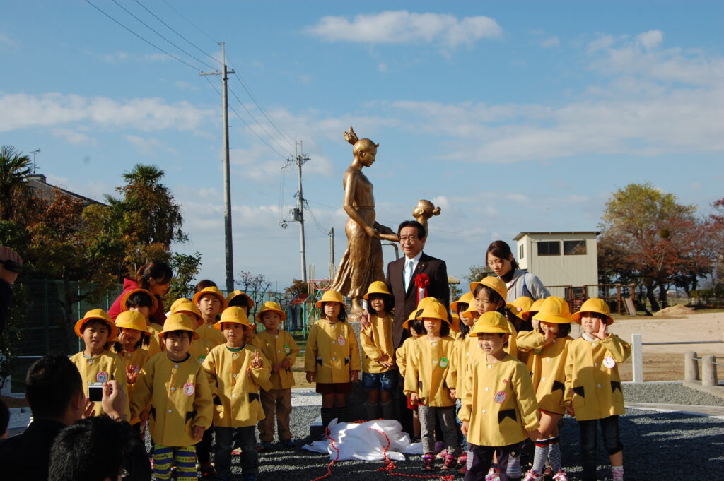 銅像／母子像「ふれあい」日展会員【審査員】田畑　功作【滋賀県】