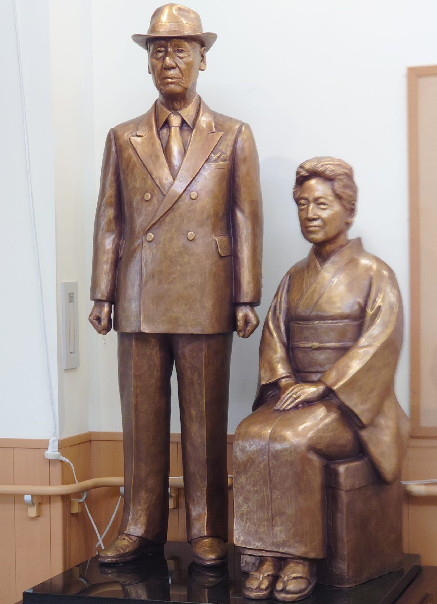 銅像制作／「ケアハウスそよかぜ」開設20年を記念して創設者宮下清、光子夫婦銅像を建立【北海道北斗市】