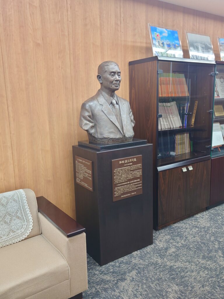 胸像／イズミヤ株式会社・創業者の和田源三郎翁像建立【大阪府西成区】